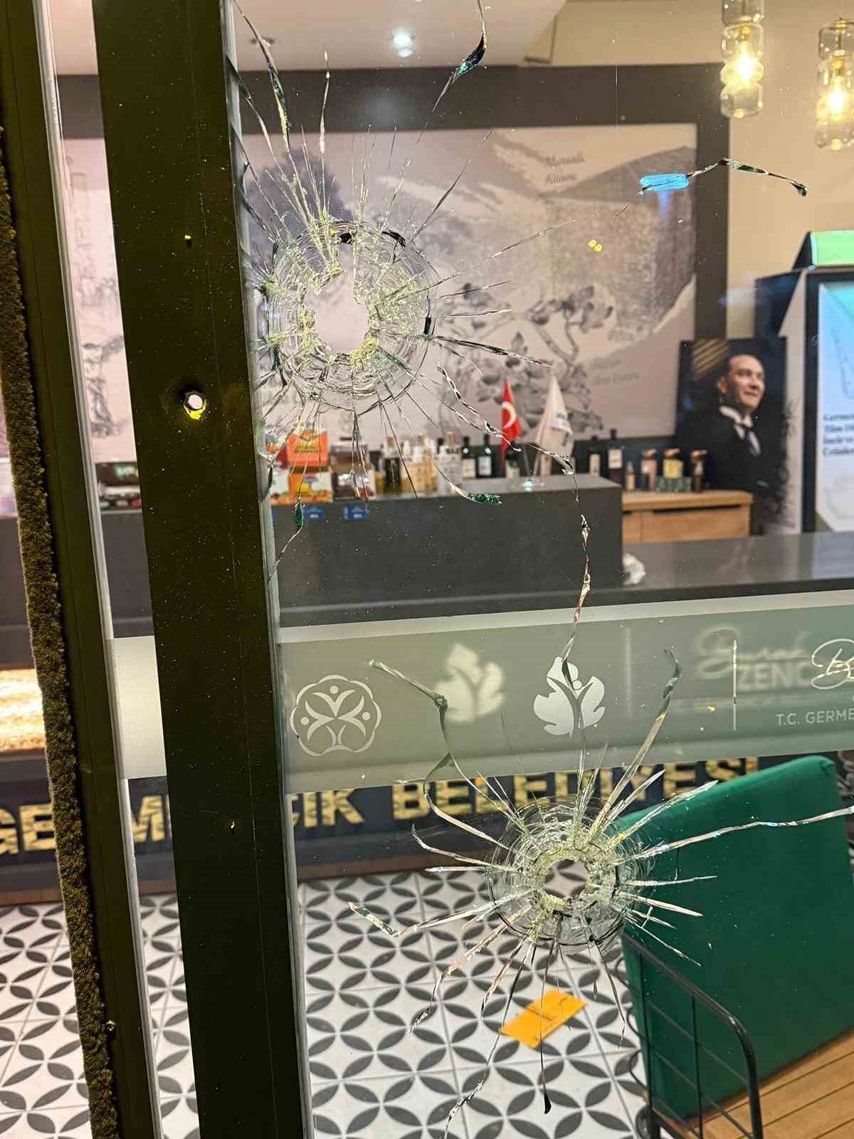 germencikte belediyenin satis magazasina silahli saldiri 4 nYNWVYbr