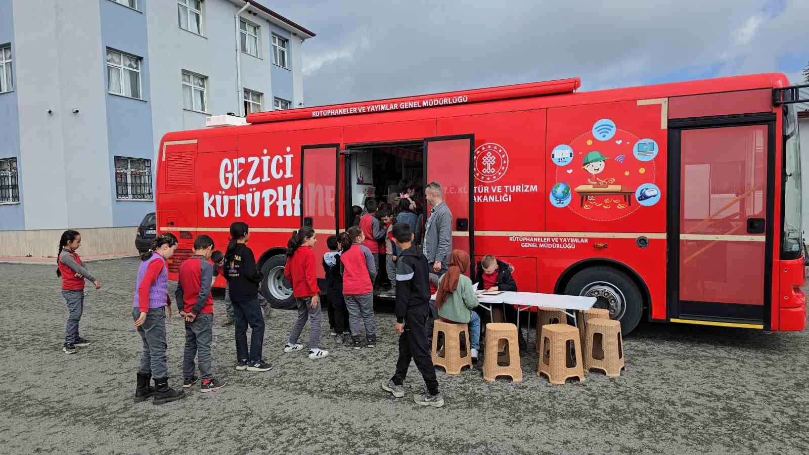 gezici kutuphane 3 binden fazla kitabi okurlarla bulusturuyor 1 rjRlCjbW