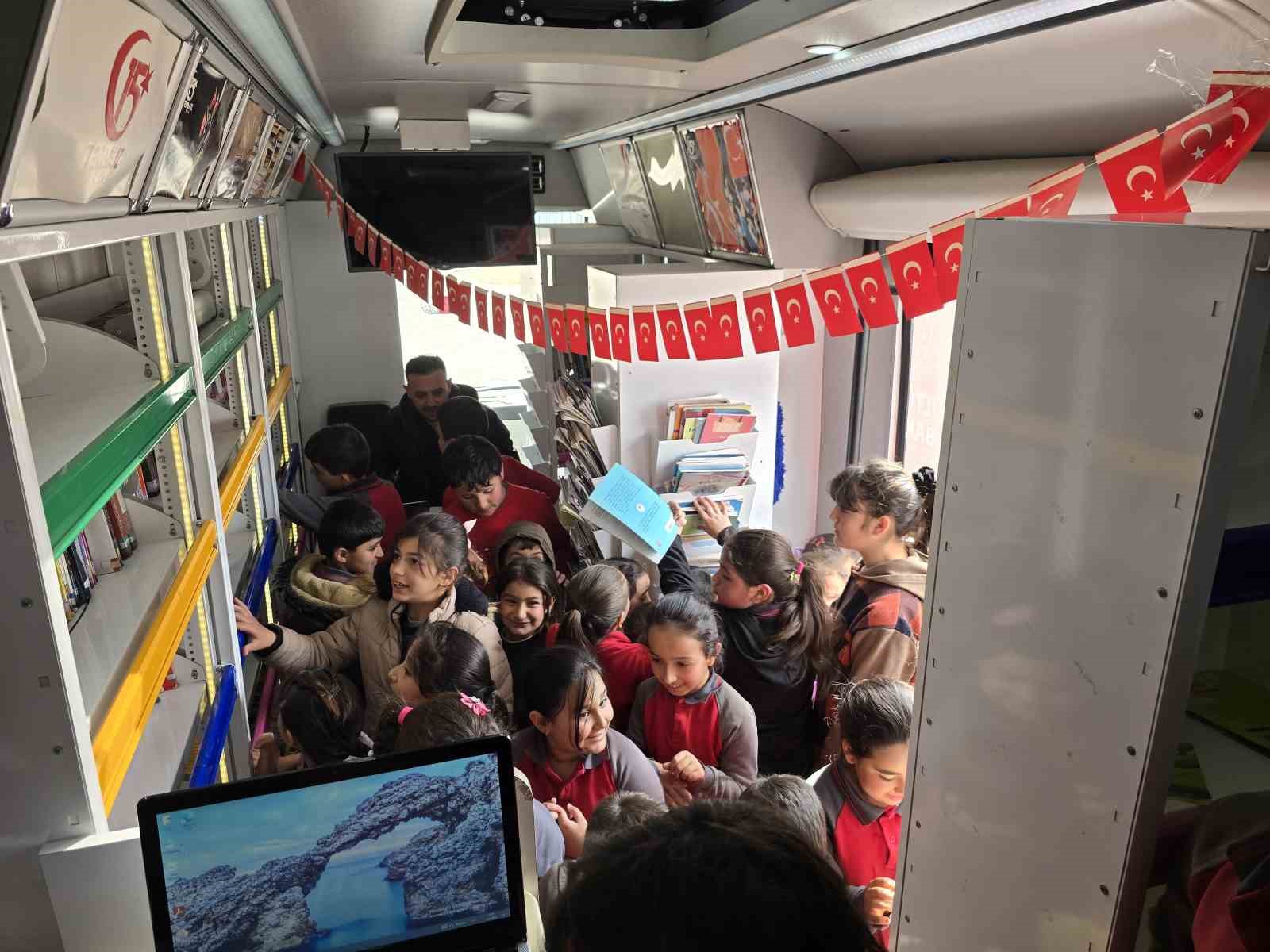 gezici kutuphane 3 binden fazla kitabi okurlarla bulusturuyor 2 7lgH2WTI