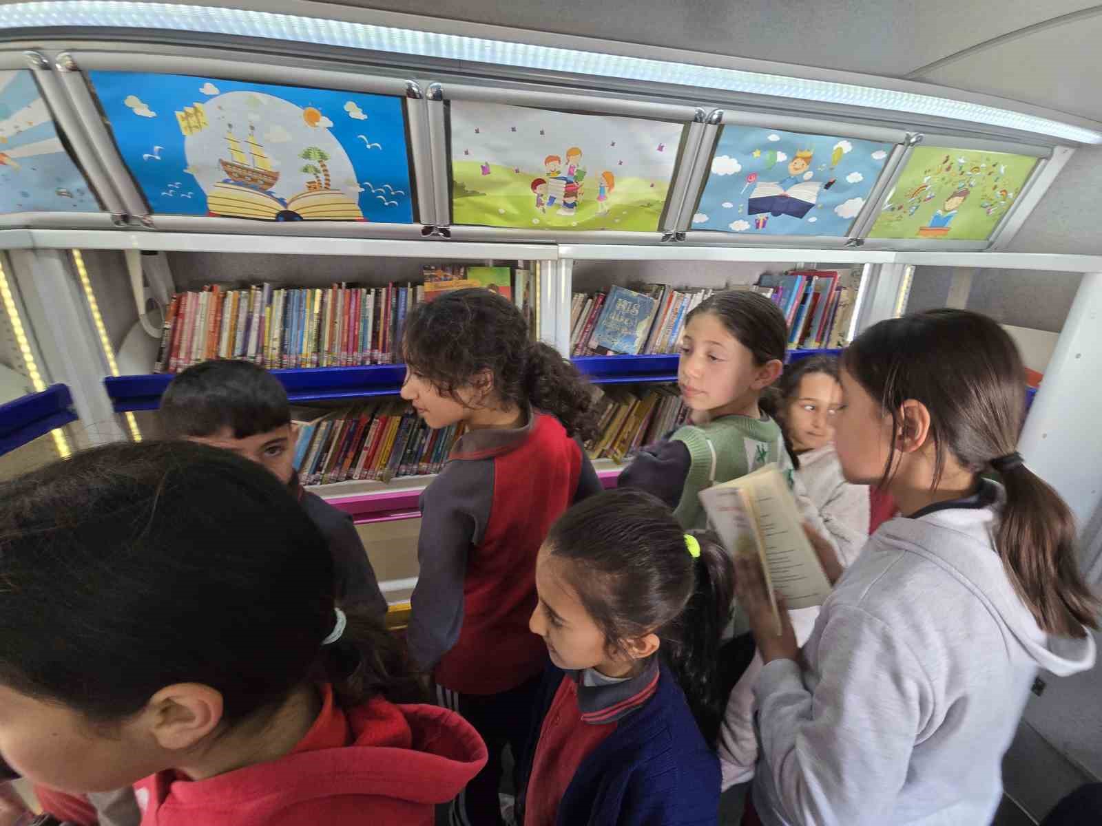 gezici kutuphane 3 binden fazla kitabi okurlarla bulusturuyor 3 h4sYvdWV