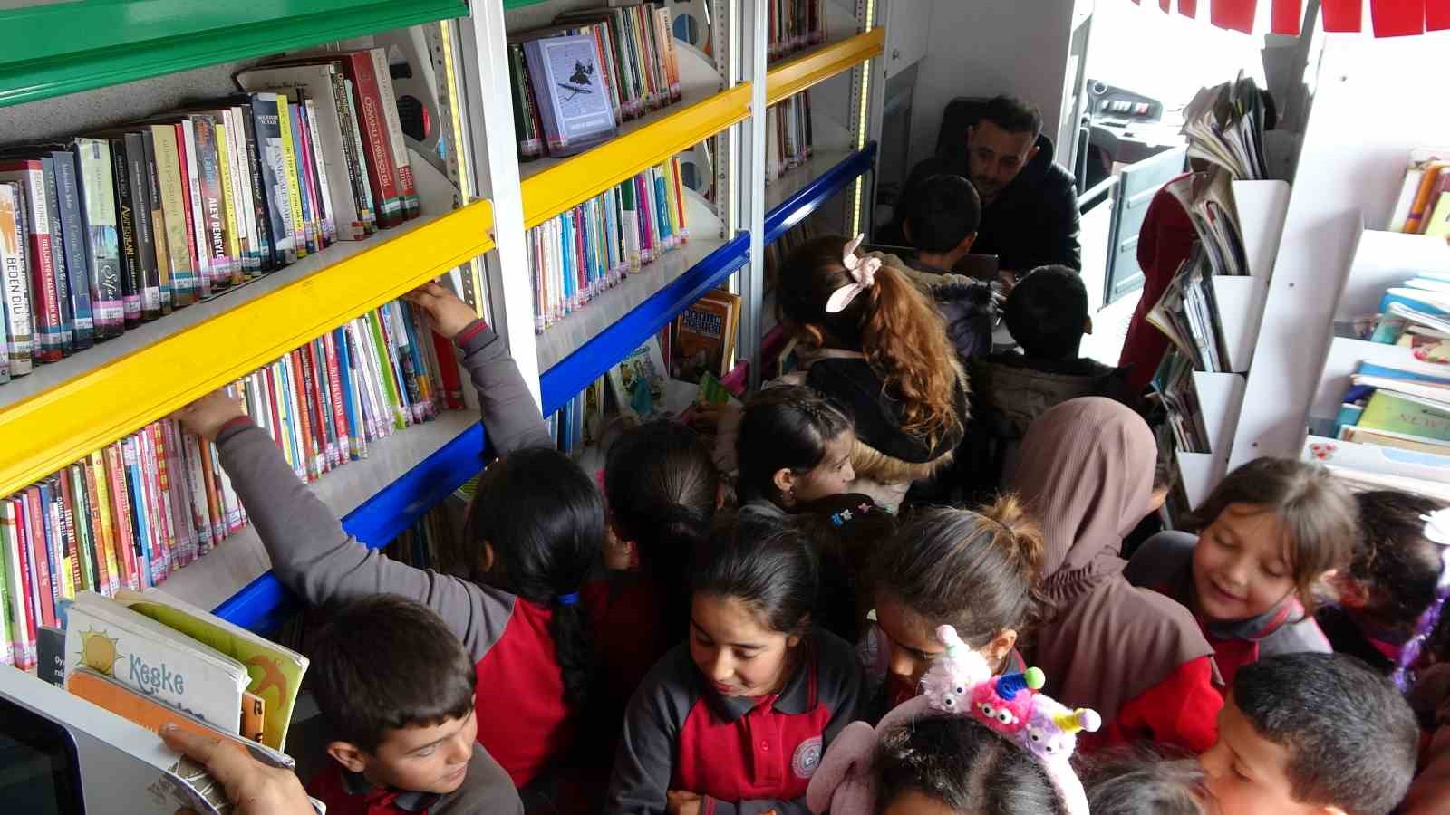 gezici kutuphane 3 binden fazla kitabi okurlarla bulusturuyor 4 hqZWmv5V