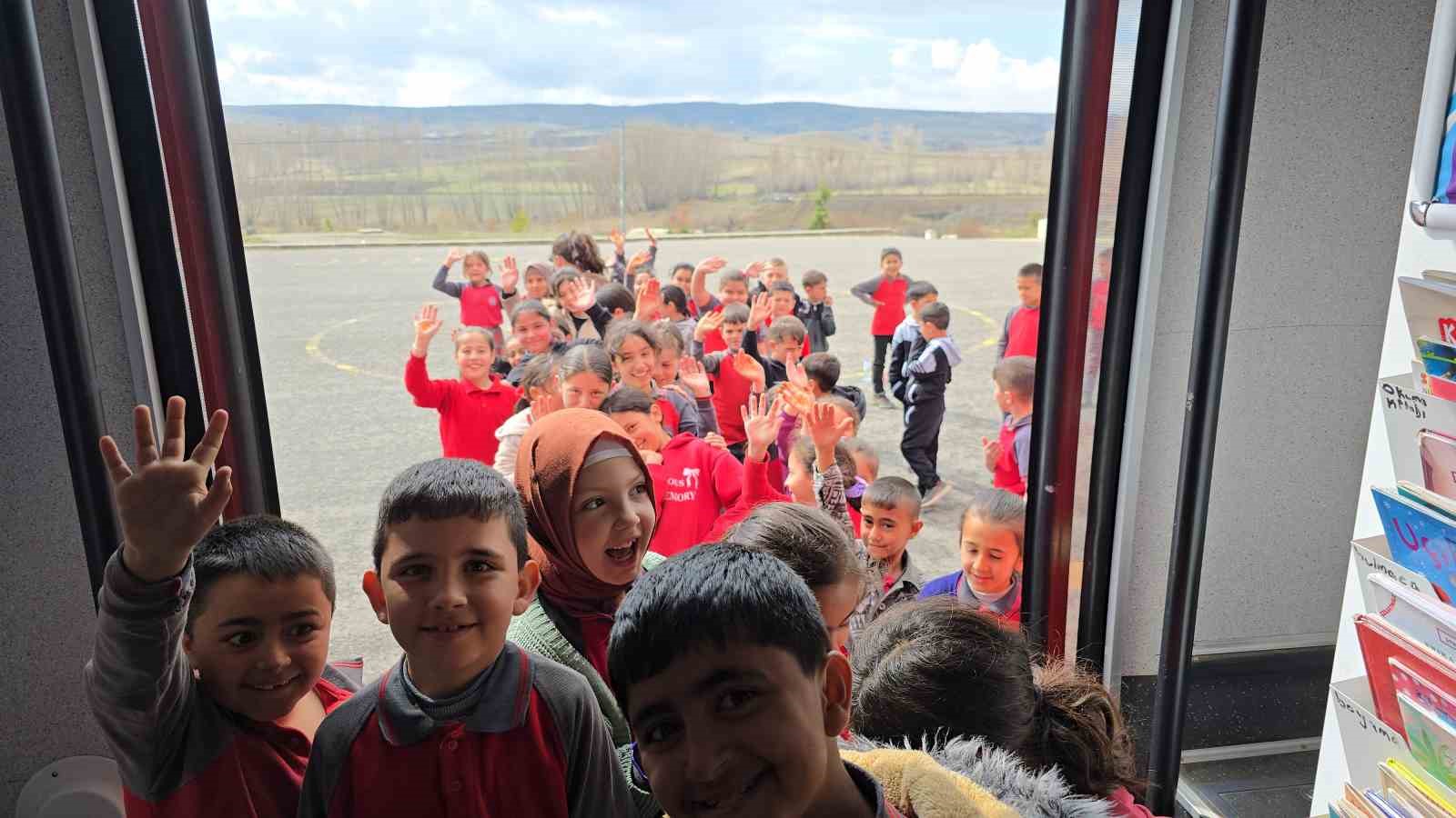 gezici kutuphane 3 binden fazla kitabi okurlarla bulusturuyor 5 lfdjzlff