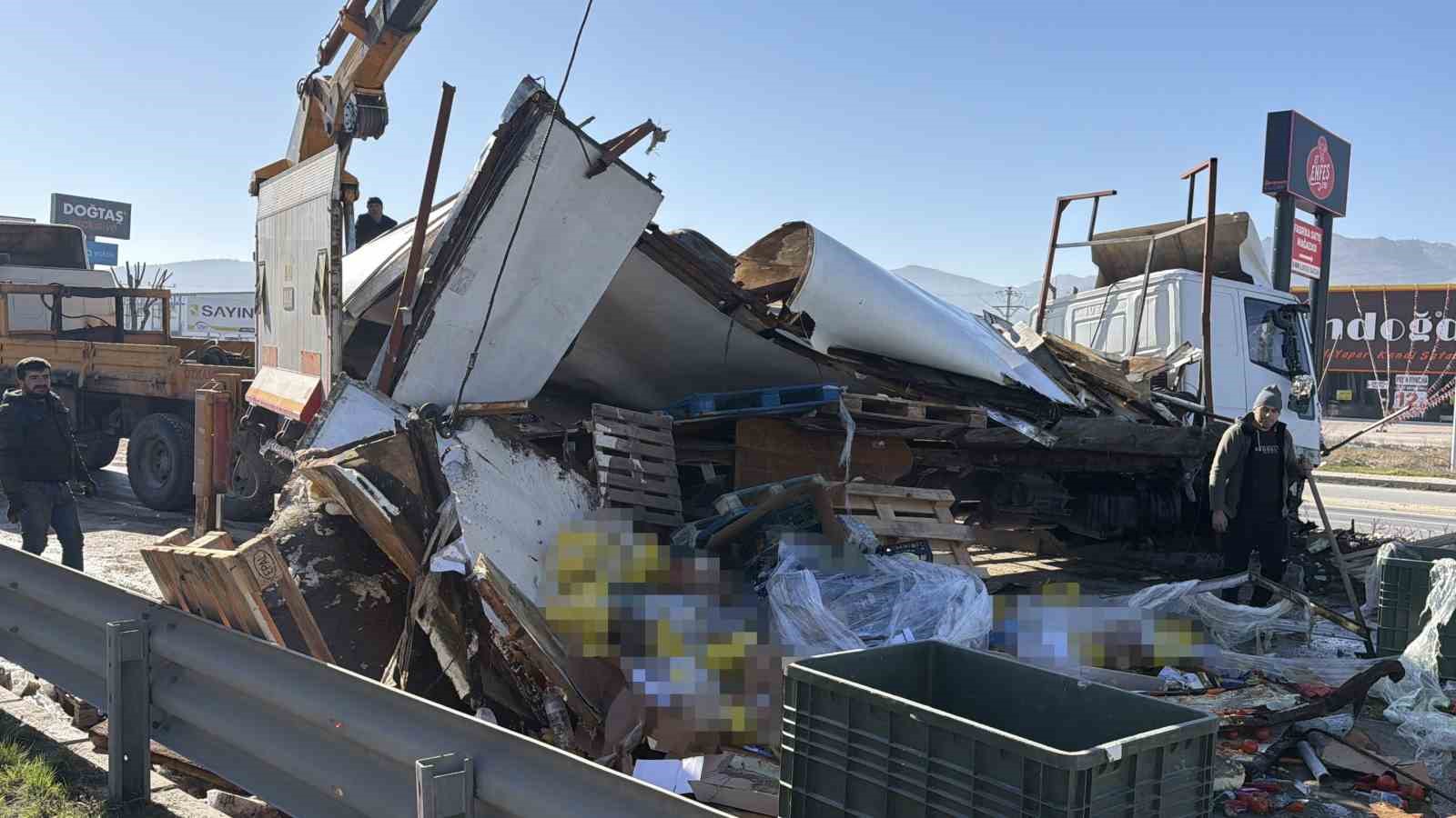 Gıda malzemesi yüklü tır refüje girdi: 1 yaralı 4 gida malzemesi yuklu tir refuje girdi 1 yarali 0