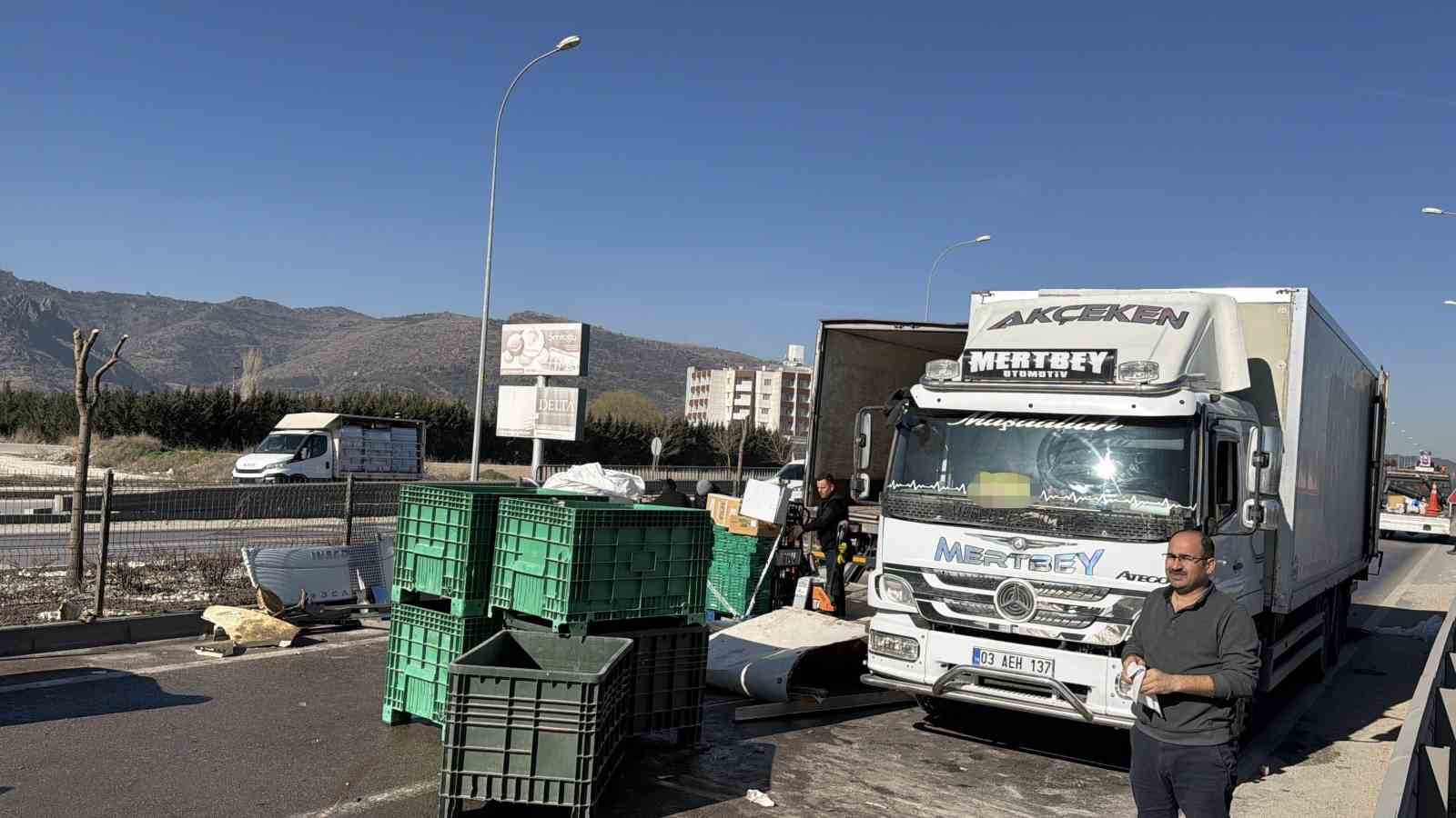 Gıda malzemesi yüklü tır refüje girdi: 1 yaralı 5 gida malzemesi yuklu tir refuje girdi 1 yarali 1 12UfmUGZ