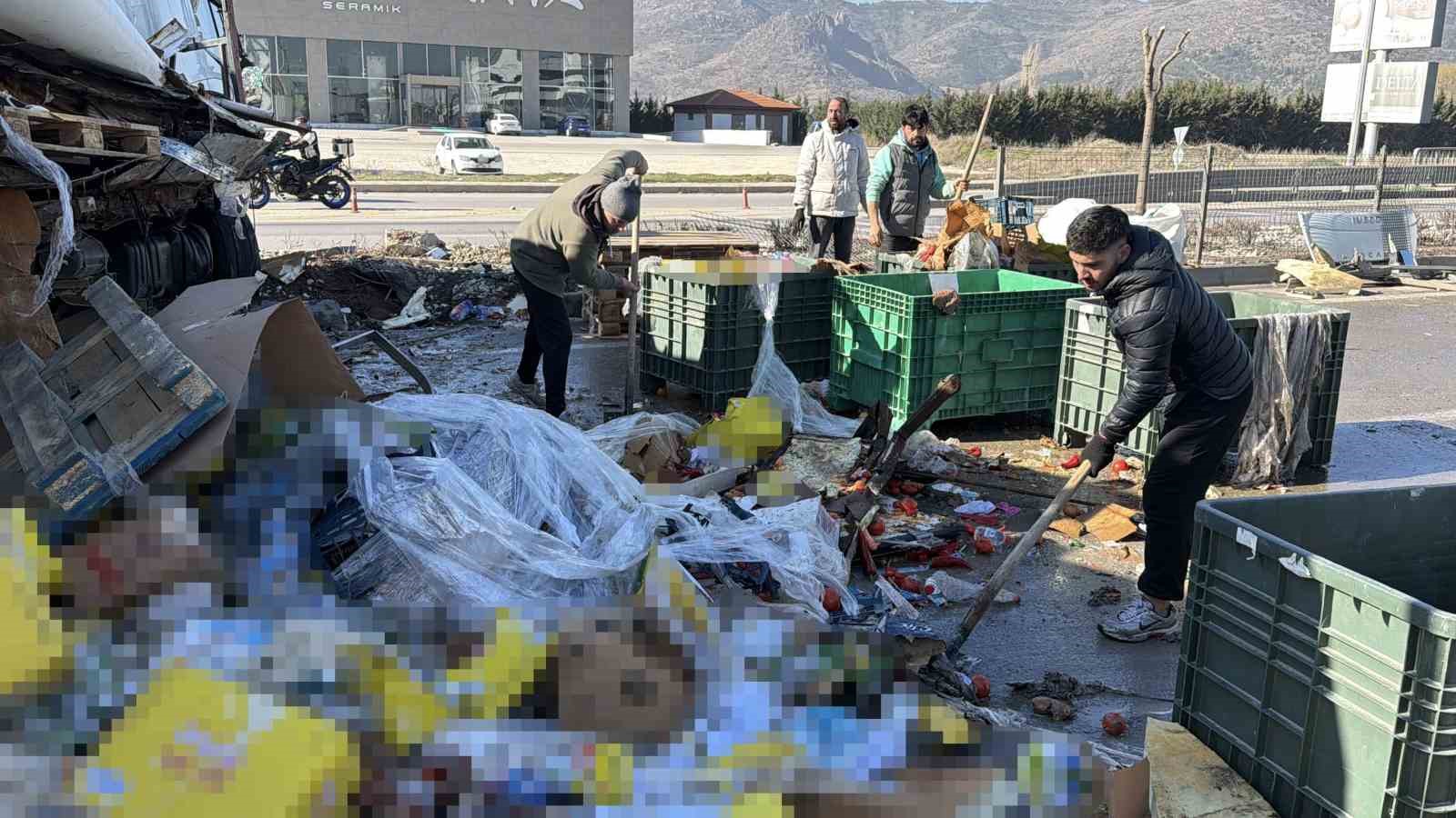 Gıda malzemesi yüklü tır refüje girdi: 1 yaralı 6 gida malzemesi yuklu tir refuje girdi 1 yarali 2 CsY8ImGL