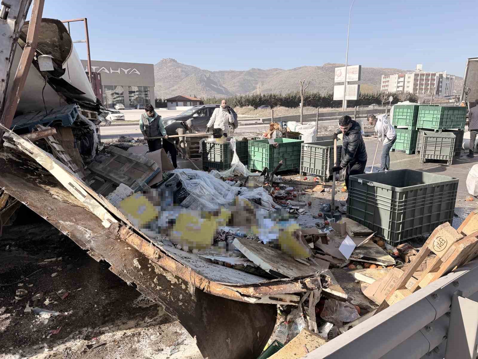 Gıda malzemesi yüklü tır refüje girdi: 1 yaralı 7 gida malzemesi yuklu tir refuje girdi 1 yarali 3 RkTegZhZ