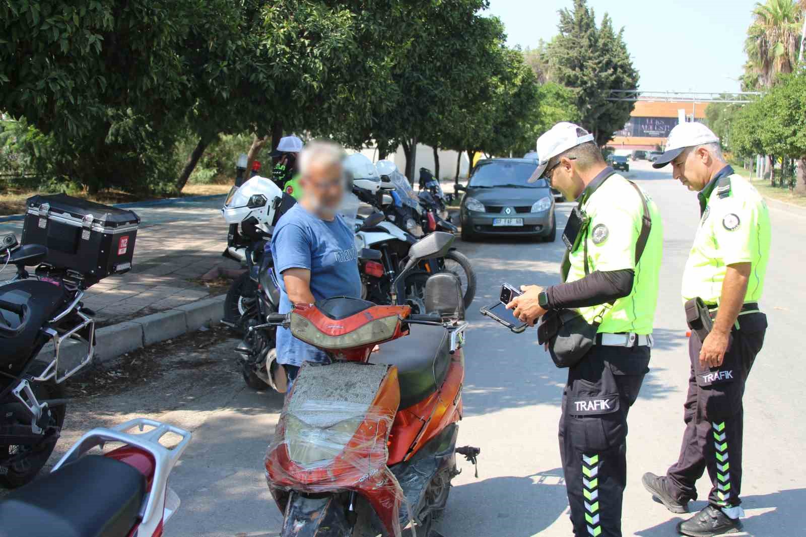 "Gideceğim yer yakın olduğu için kask takmadım" dedi, cezadan kurtulamadı 6 gidecegim yer yakin oldugu icin kask takmadim dedi cezadan kurtulamadi 2 DHGp2K2b