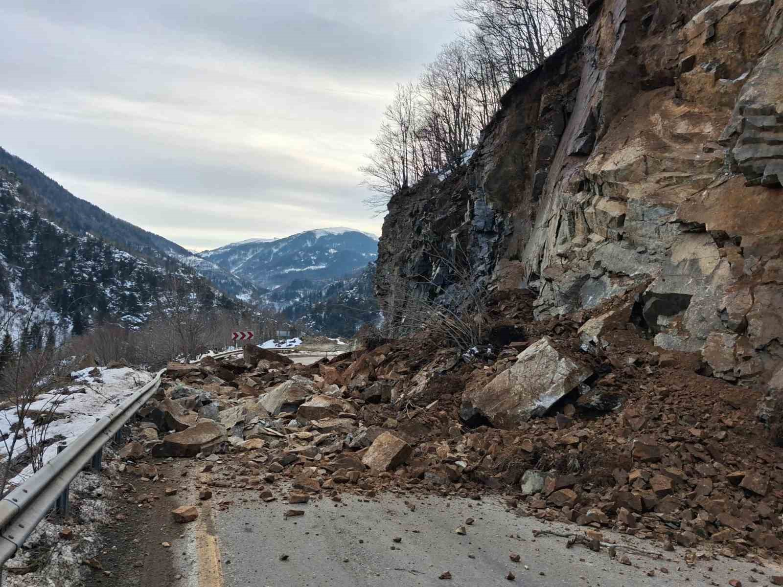 giresun sivas kara yolunda heyelan yol kontrollu olarak ulasima acildi 0 OtPZjCey