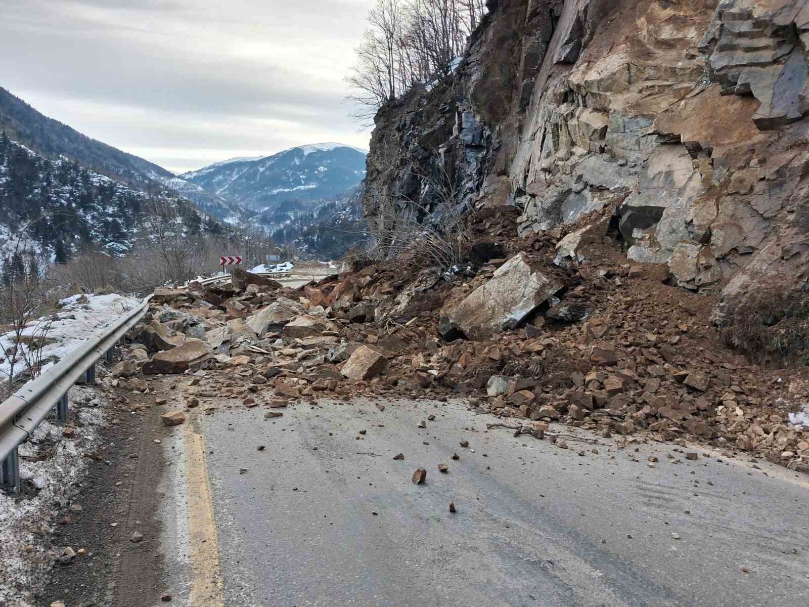 giresun sivas kara yolunda heyelan yol kontrollu olarak ulasima acildi 1 GIfFhqEW