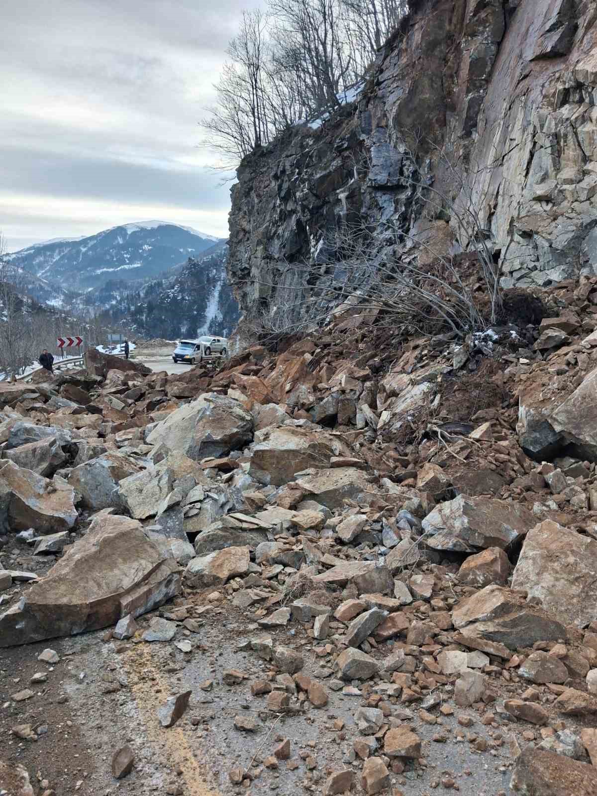 giresun sivas kara yolunda heyelan yol kontrollu olarak ulasima acildi 2