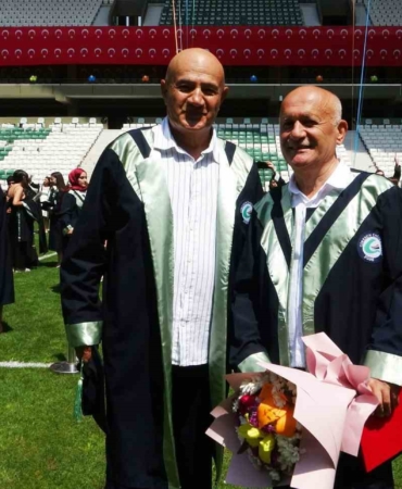 giresun-universitesinin-en-dikkat-ceken-mezunlari-oldular-biri-40-yillik-gazeteci-digeri-5-cocuk-I4BXQ9Hx.jpg