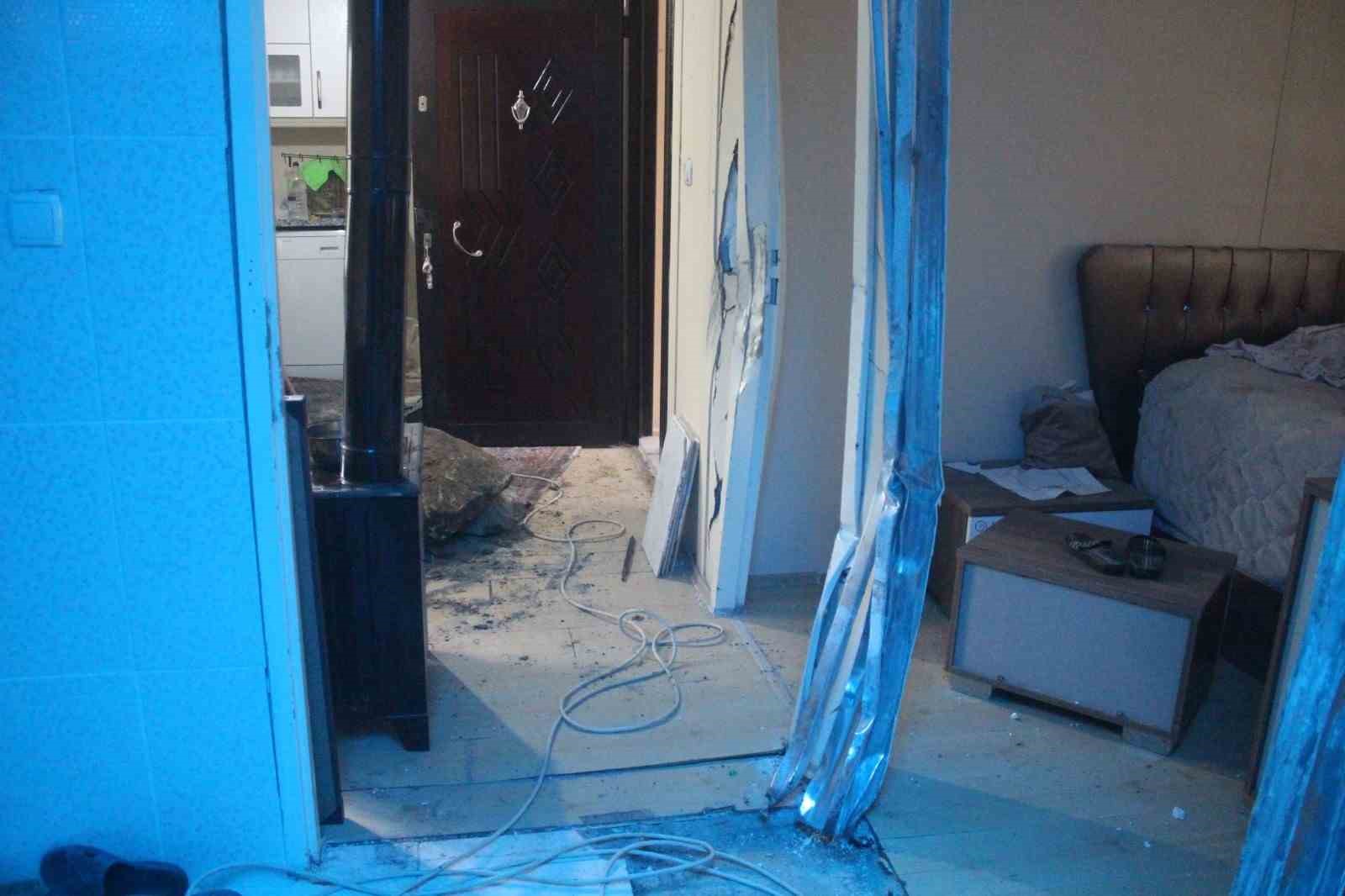 giresunda riskli bolgedeki kayalar kaldirilirken kopan kaya parcasi evin icerisine girdi 1 X8JjCqz9