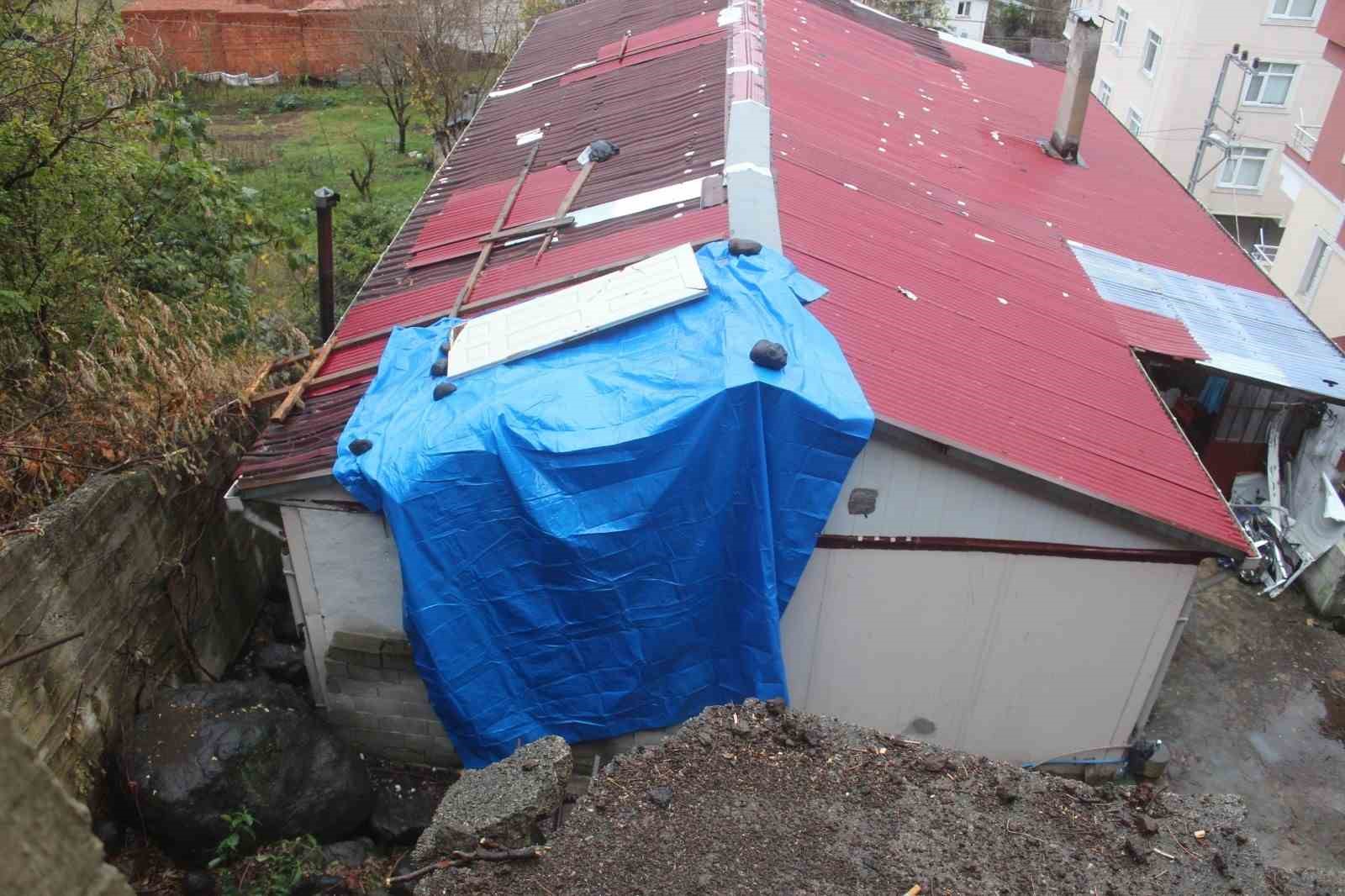 giresunda riskli bolgedeki kayalar kaldirilirken kopan kaya parcasi evin icerisine girdi 2 rVOn1G7T