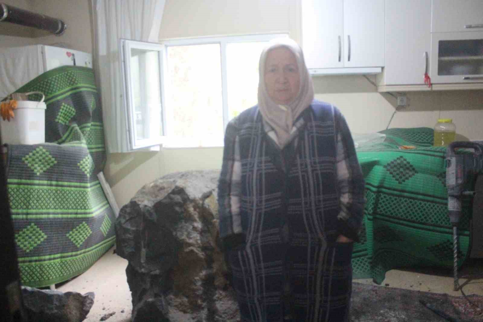 giresunda riskli bolgedeki kayalar kaldirilirken kopan kaya parcasi evin icerisine girdi 3 KQ7m9RJy