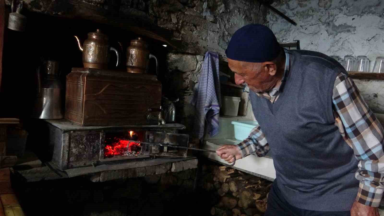 Giresun’da yayla yolundaki 70 yıllık kahvehane zamana direniyor 4 giresunda yayla yolundaki 70 yillik kahvehane zamana direniyor 0 K2gDJIQz