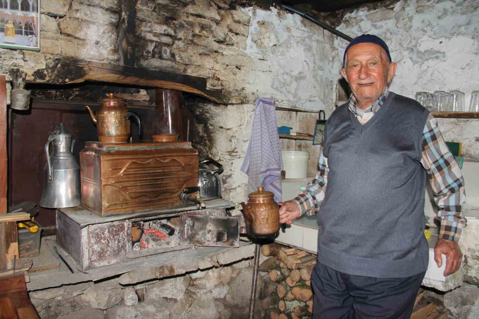 Giresun’da yayla yolundaki 70 yıllık kahvehane zamana direniyor 5 giresunda yayla yolundaki 70 yillik kahvehane zamana direniyor 1 NtBFCuLr