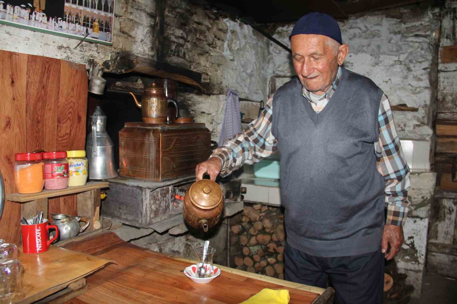 Giresun’da yayla yolundaki 70 yıllık kahvehane zamana direniyor 6 giresunda yayla yolundaki 70 yillik kahvehane zamana direniyor 2