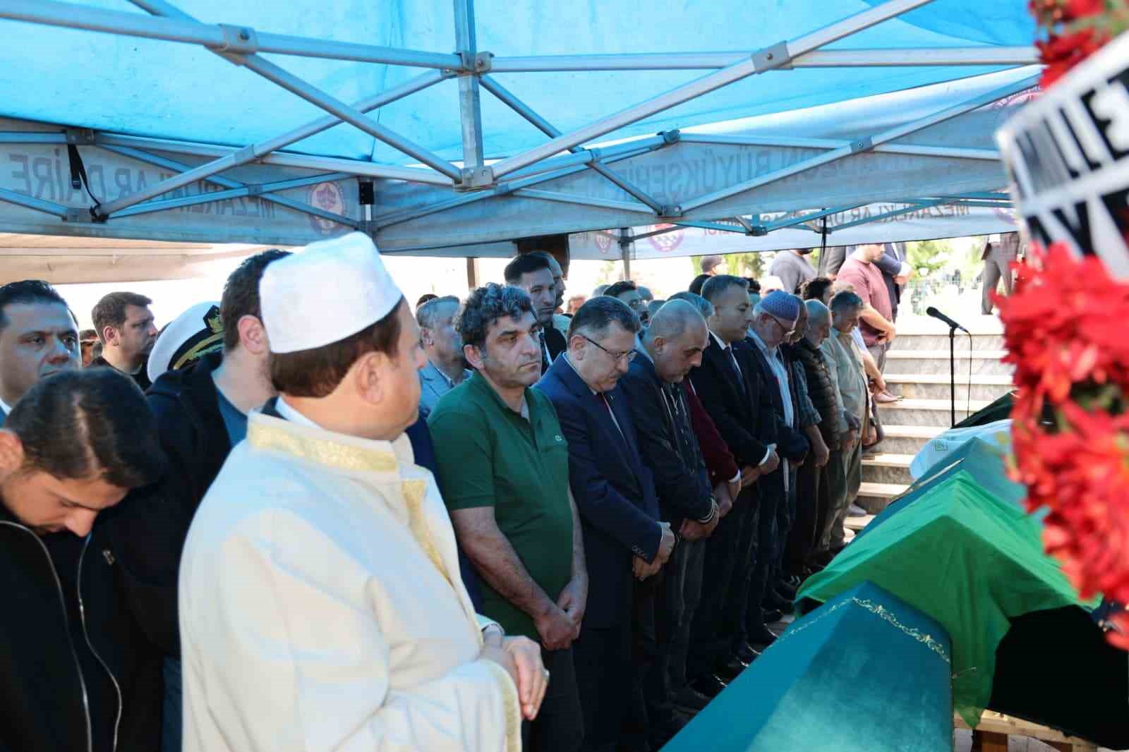 giresundaki kazada hayatlarini kaybeden yildiz ailesi trabzonda son yolculuklarina ugurlandi 0