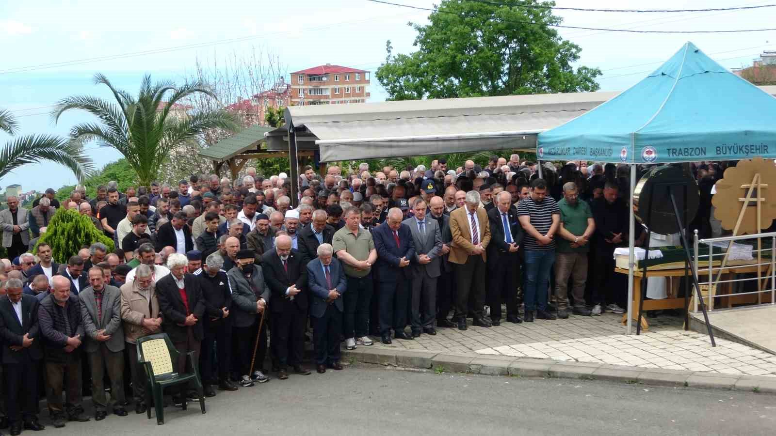 giresundaki kazada hayatlarini kaybeden yildiz ailesi trabzonda son yolculuklarina ugurlandi 4 m6ibJLEa