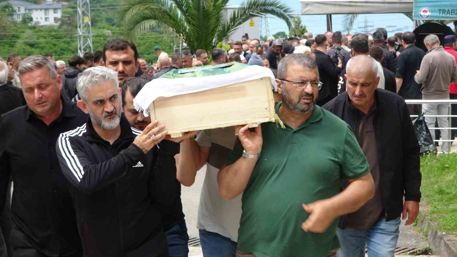 giresundaki kazada hayatlarini kaybeden yildiz ailesi trabzonda son yolculuklarina ugurlandi 5 kHkXcSGf
