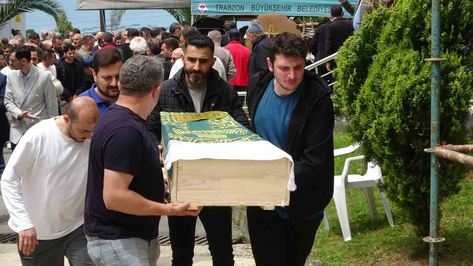 giresundaki kazada hayatlarini kaybeden yildiz ailesi trabzonda son yolculuklarina ugurlandi 6 CMXeHgHZ