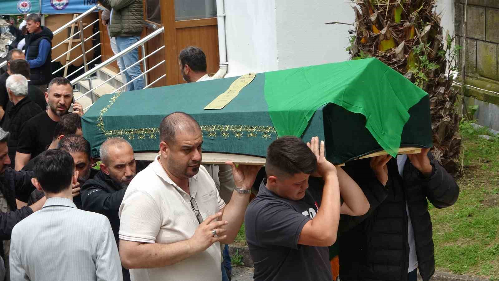 giresundaki kazada hayatlarini kaybeden yildiz ailesi trabzonda son yolculuklarina ugurlandi 8 7Pm8OePq