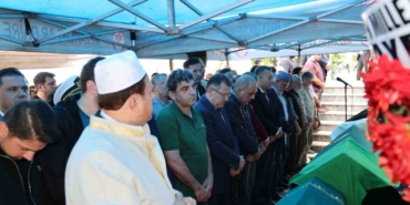 giresundaki-kazada-hayatlarini-kaybeden-yildiz-ailesi-trabzonda-son-yolculuklarina-ugurlandi-NSIj7KDp.jpg