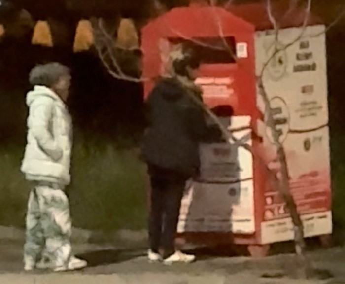 giysi kumbarasindan kiyafet caldilar 0 1iNjNAKj
