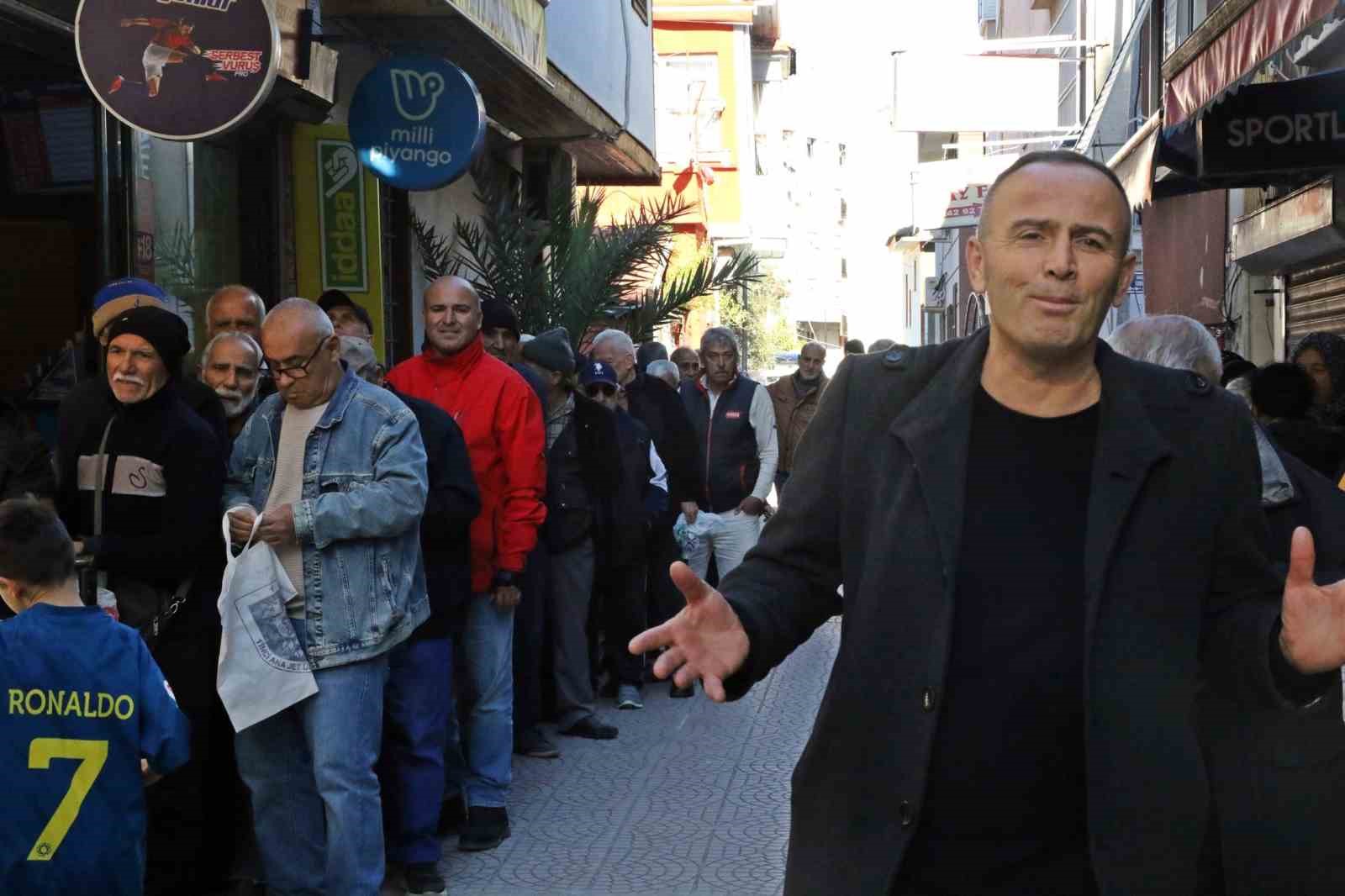 gizli hayirseverin ucretsiz pide kuyrugu 0 L4vkn6zK