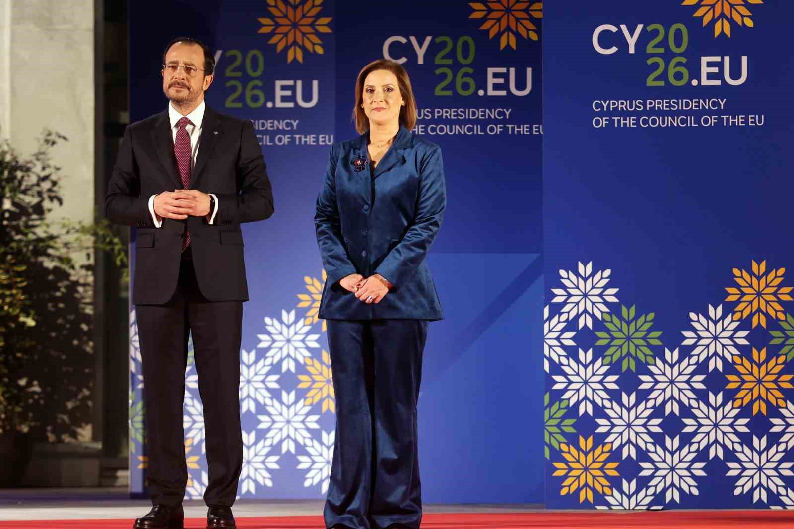 gkry lideri hristodulidisin esi philippa karsera sosyal medyadaki baski nedeniyle stkdaki gorevinden istifa etti hbNlBROg