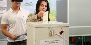 gkrydeki-secimlerin-resmi-olmayan-ilk-sonuclarina-gore-disi-yarista-birinci-sirada-uvKB1rmh.jpg