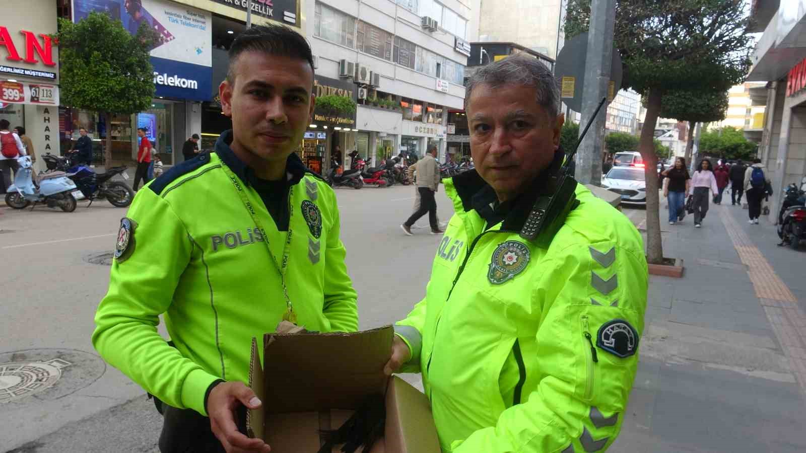 goc yolunda yorgun dusen ebabil kuslarina polisten yurek isitan sefkat 0 Vc9uyZKQ