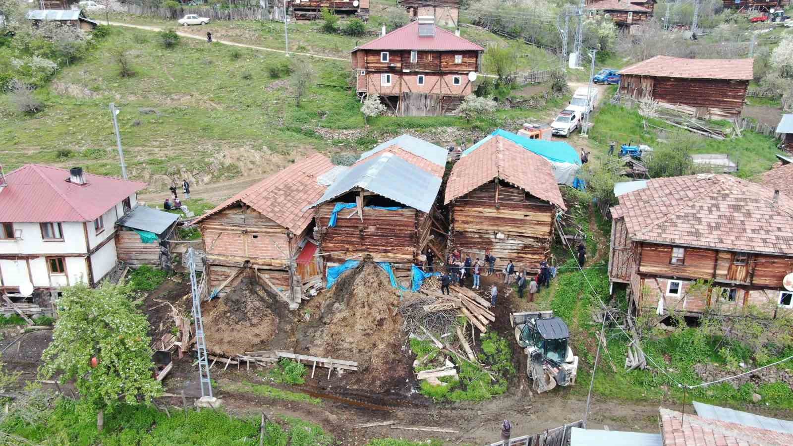 Göçen ahırın altında kalan kadın hayatını kaybetti, çok sayıda hayvan telef oldu 4 gocen ahirin altinda kalan kadin hayatini kaybetti cok sayida hayvan telef oldu 0 HTRtNcY2