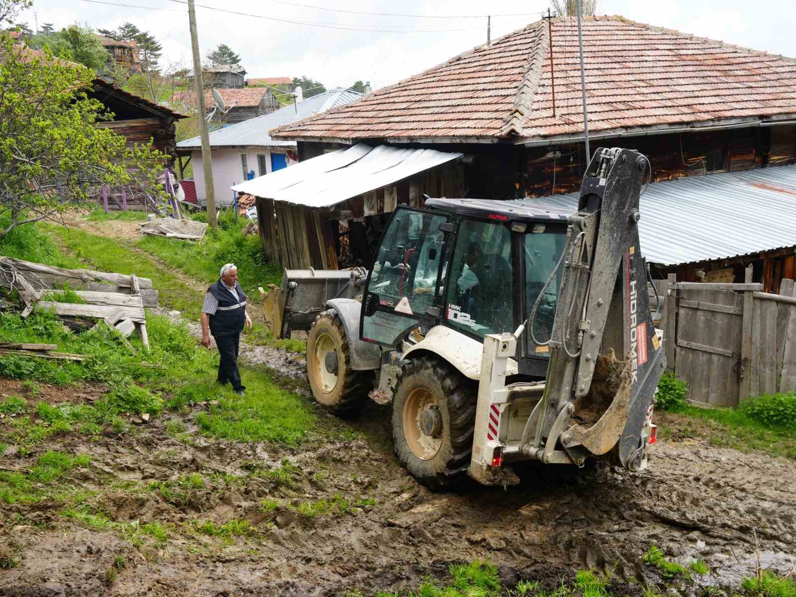 Göçen ahırın altında kalan kadın hayatını kaybetti, çok sayıda hayvan telef oldu 15 gocen ahirin altinda kalan kadin hayatini kaybetti cok sayida hayvan telef oldu 11 UhcDJu3l