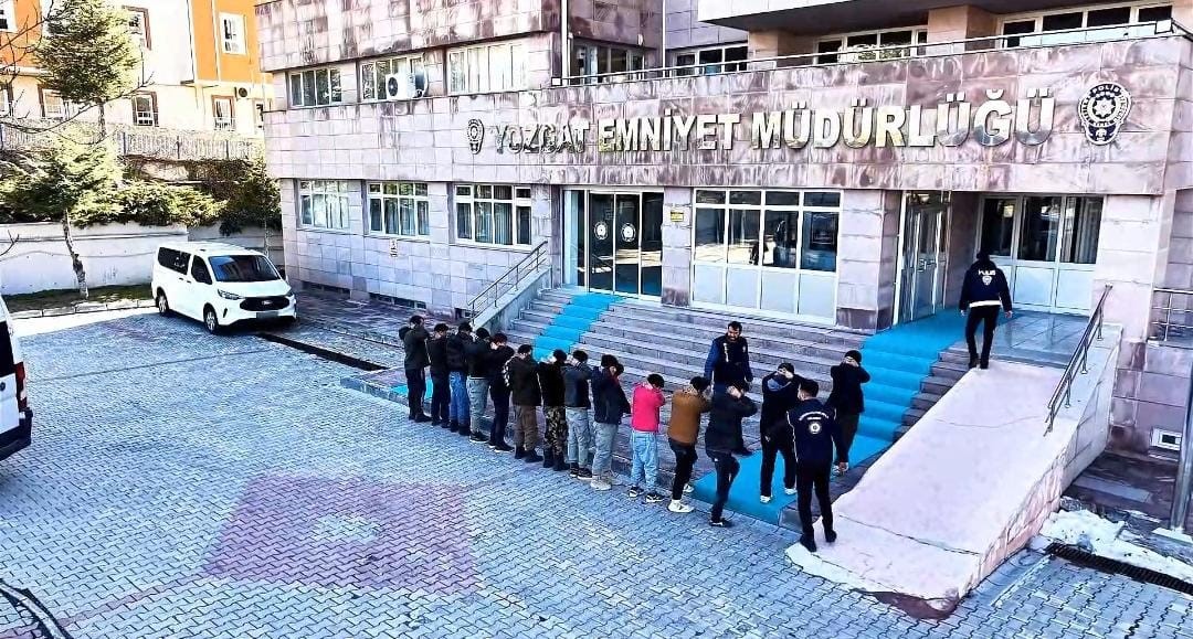 gocmen kacakciligi suphelisi 3 kisi savciliga sevk edildi 0 nJLR64Dk