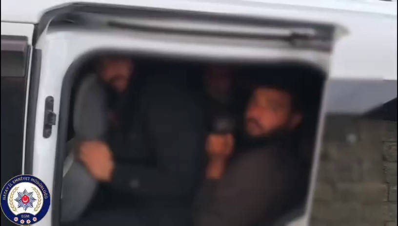 gocmenleri tika basa tasirken yakayi ele veren insan kacakcisi tutuklandi 1 nWIvcl6u
