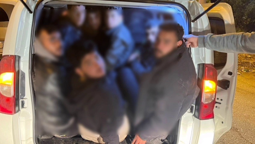 Göçmenleri tıka basa taşırken yakayı ele veren insan tacirine 102 bin TL ceza 4 gocmenleri tika basa tasirken yakayi ele veren insan tacirine 102 bin tl ceza 0 uqILfpPm