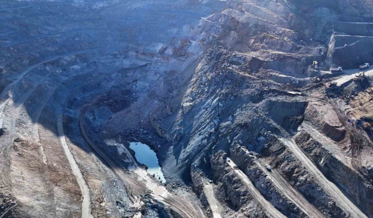 gocuk-altinda-kalan-santiye-mudurunu-kurtarma-calismalari-5inci-gununde-devam-ediyor-BqWTKR1a.jpg