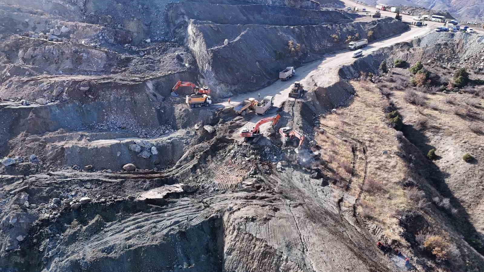 gocuk altinda kalan sirket mudurunu kurtarma calismalarina ara verildi 0 hsqNZJN7