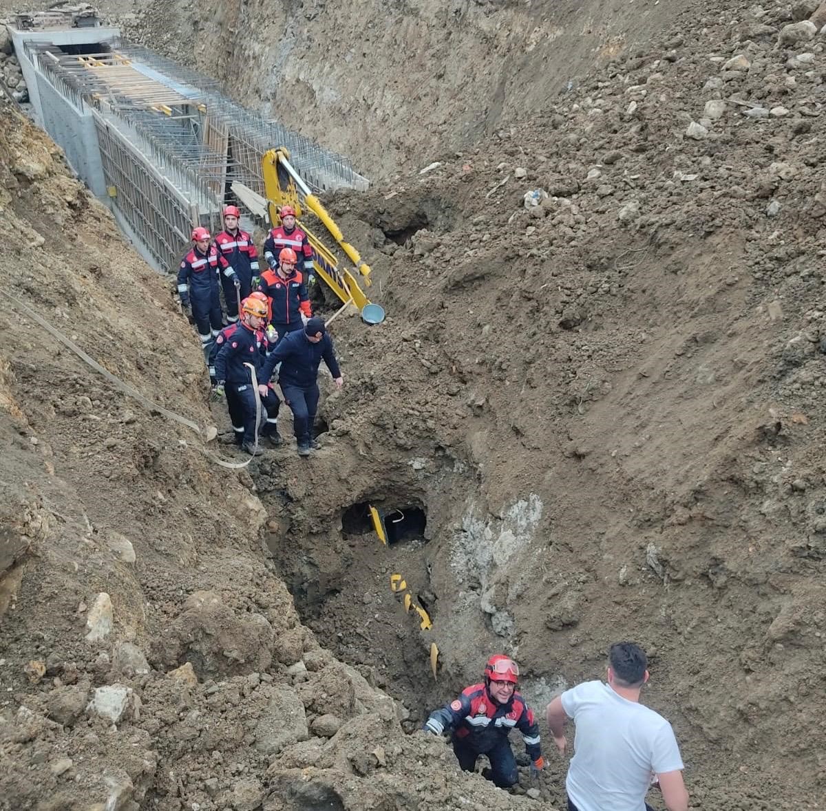 gocukte toprak altinda kalan is makinesi operatoru kurtarildi 1 hlmmlNJu
