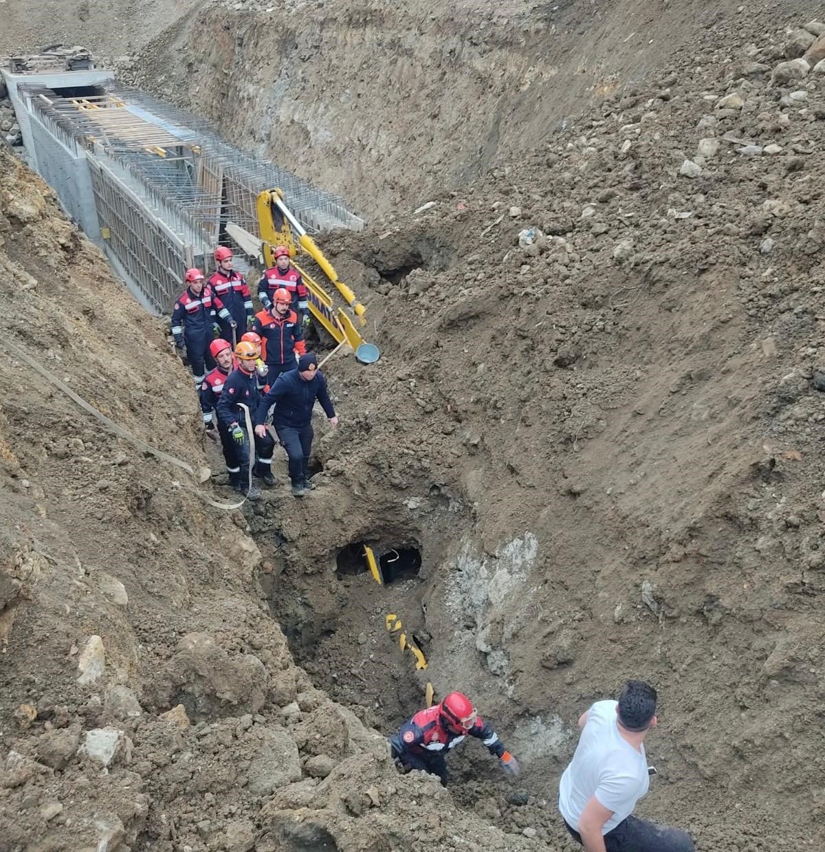 gocukte toprak altinda kalan is makinesi operatoru kurtarildi 2 ntFOXcA3