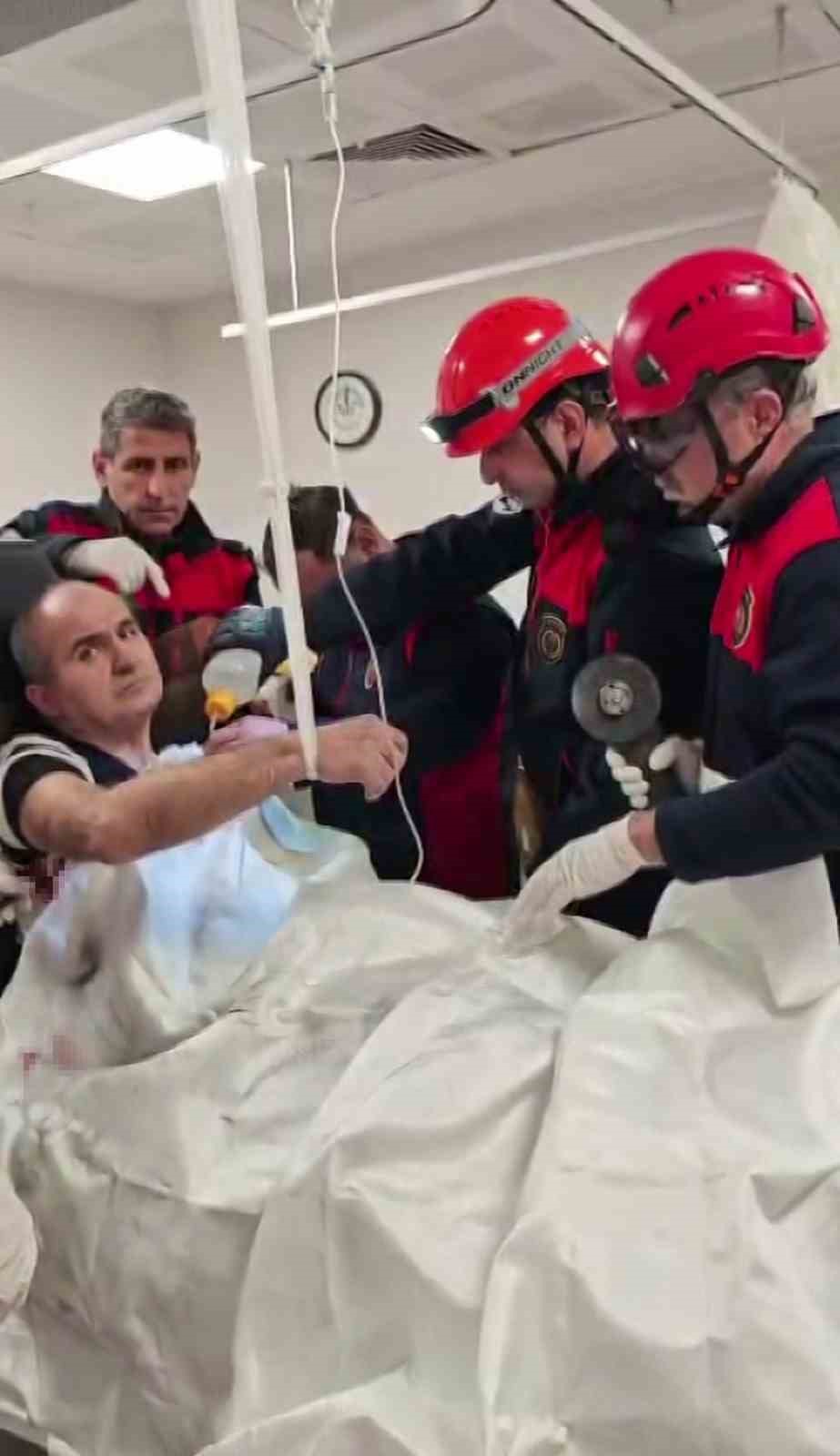 gogus bosluguna demir saplanan hastanin ameliyatina itfaiye girdi 0 1IFmuF1J
