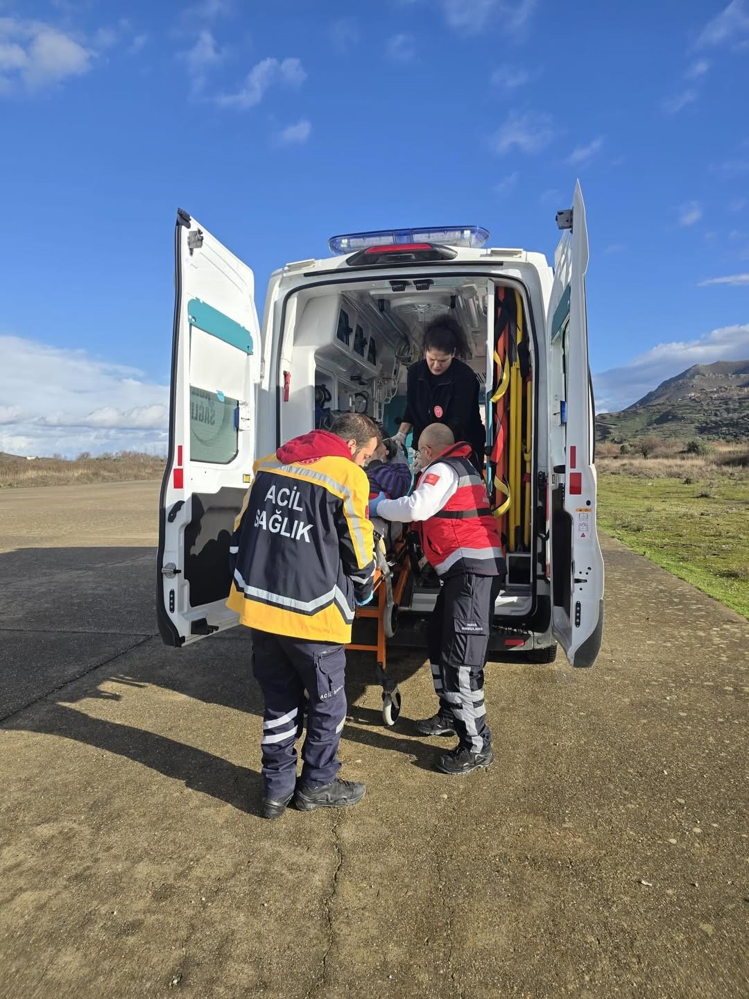 gokceadada rahatsizlanan hasta helikopter ambulansla canakkaleye sevk edildi 1 NrwjzQeM
