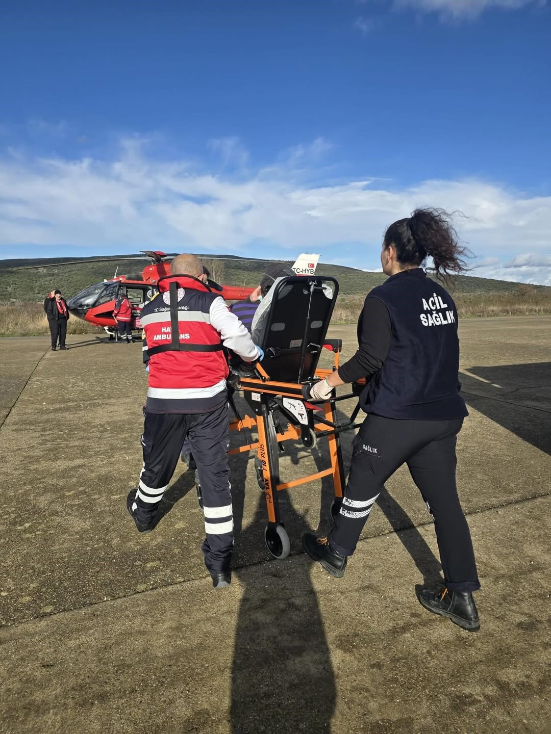 gokceadada rahatsizlanan hasta helikopter ambulansla canakkaleye sevk edildi 2 RuYtn37Z