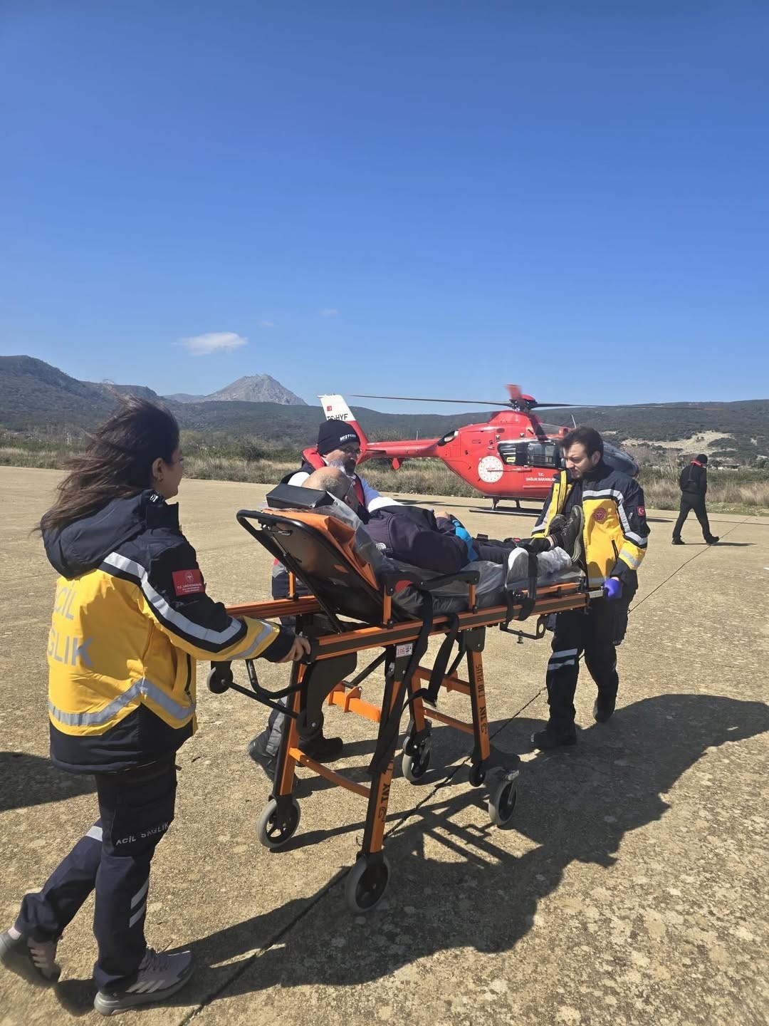 gokceadada rahatsizlanan hasta helikopter ambulansla canakkaleye sevk edildi 3 3Eu42qUX