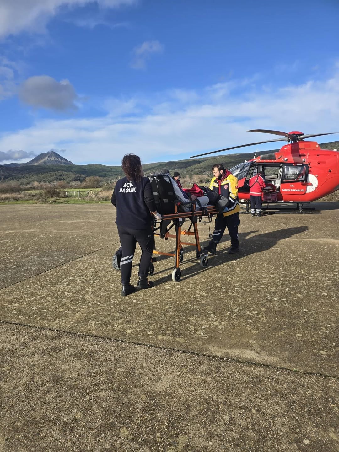 gokceadada rahatsizlanan hasta helikopter ambulansla canakkaleye sevk edildi 3 rHU2wwMa