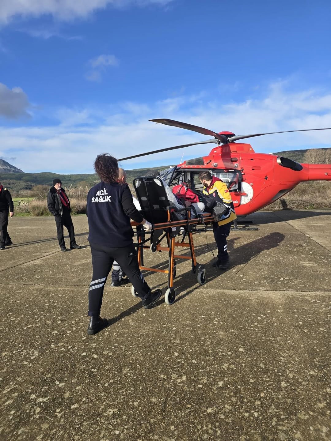 gokceadada rahatsizlanan hasta helikopter ambulansla canakkaleye sevk edildi 4 7BCEyYVt