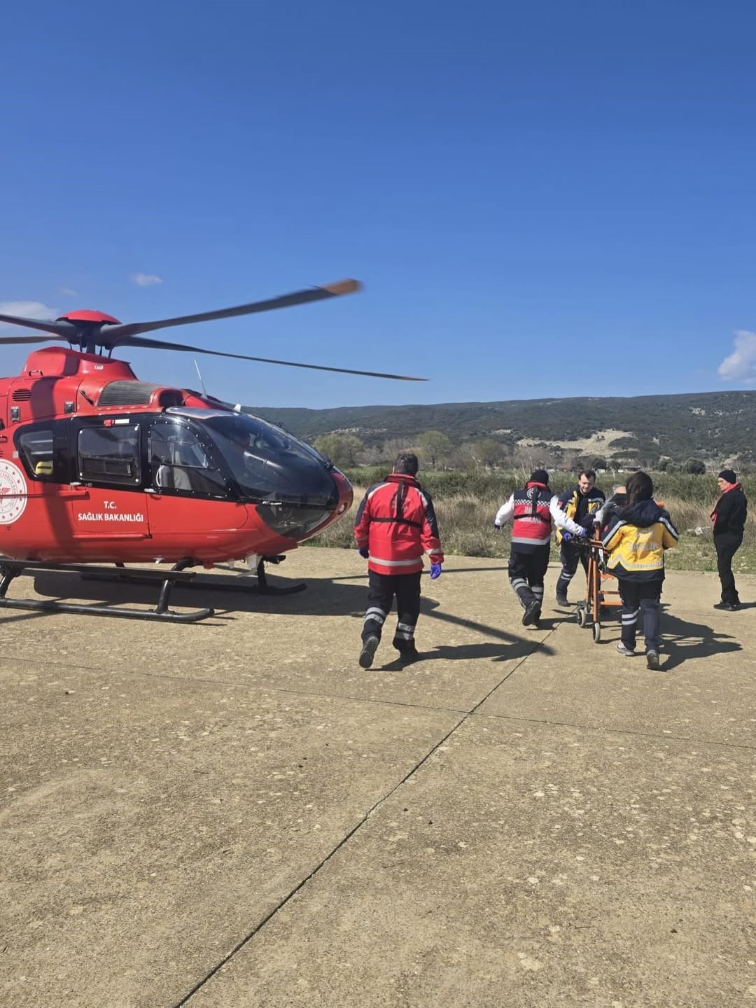 gokceadada rahatsizlanan hasta helikopter ambulansla canakkaleye sevk edildi 4 ihS8231V