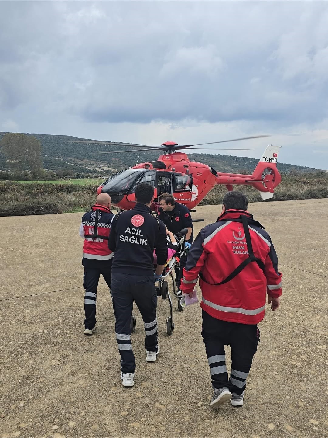 gokceadada rahatsizlanan iki hasta helikopter ambulansla canakkaleye sevk edildi 0 pfPcJmbe