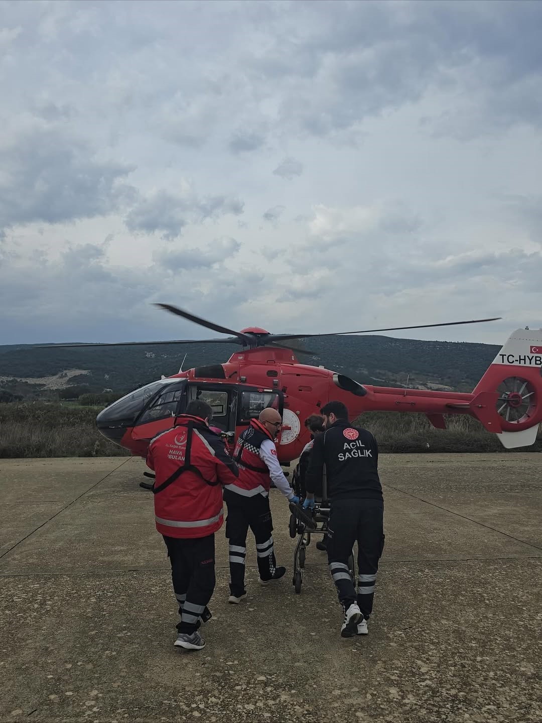 gokceadada rahatsizlanan iki hasta helikopter ambulansla canakkaleye sevk edildi 1 gVgm8Reu